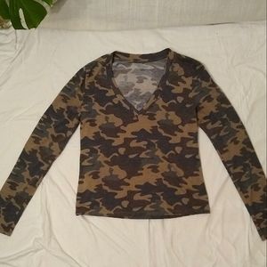 Camo v-neck long sleeve shirt 💚🌿
